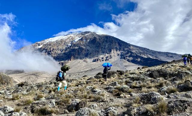 登上非洲之巔乞力馬扎羅山,瑞士Odlo奧遞樂保暖內衣實測