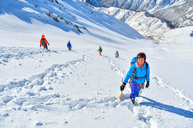 美國的戶外品牌,身穿這件Black Diamond黑鉆沖鋒衣登山和滑雪