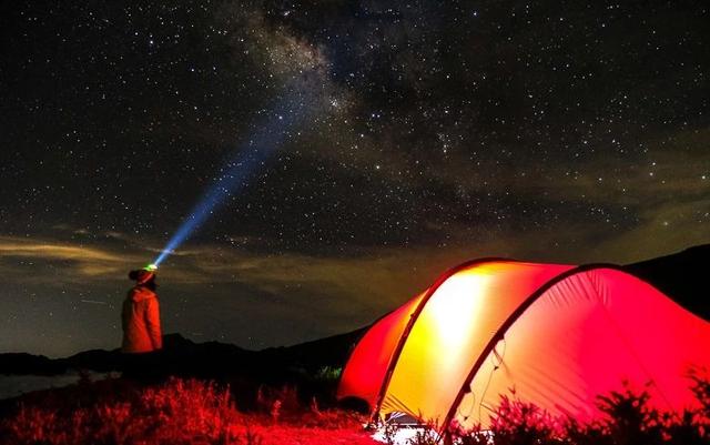 登山為什么要用頭燈?戶外頭燈這么多種,該如何選擇?