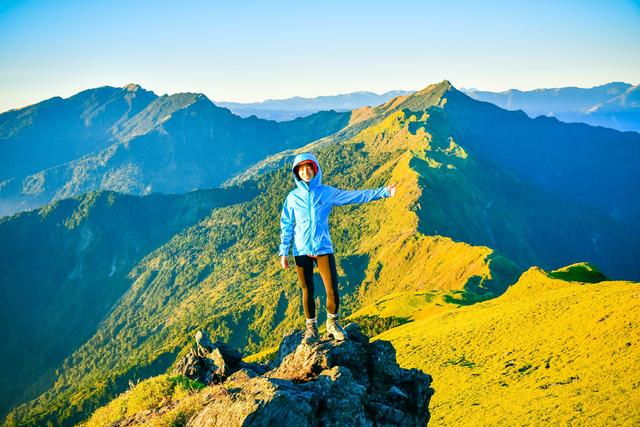 美國的戶外品牌,身穿這件Black Diamond黑鉆沖鋒衣登山和滑雪