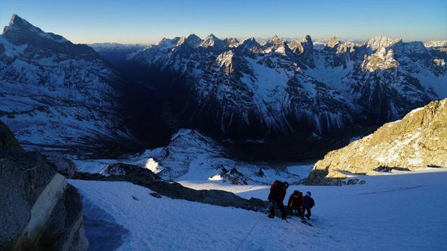 四姑娘雪山攀登,攀駱駝峰的點點記憶