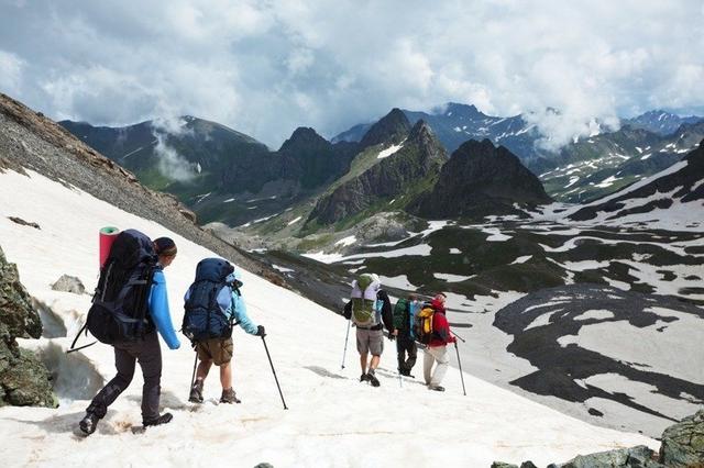 珠峰去年山頂堵車需“跨尸體”, 尼泊爾今年續發許可證
