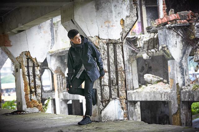 想要一雙有戶外元素的日常搭配鞋,何不直接試試戶外頂尖品牌?