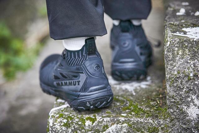 想要一雙有戶外元素的日常搭配鞋,何不直接試試戶外頂尖品牌?