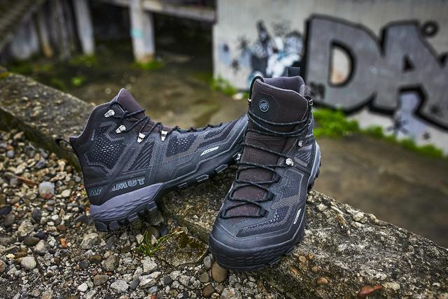 想要一雙有戶外元素的日常搭配鞋,何不直接試試戶外頂尖品牌?