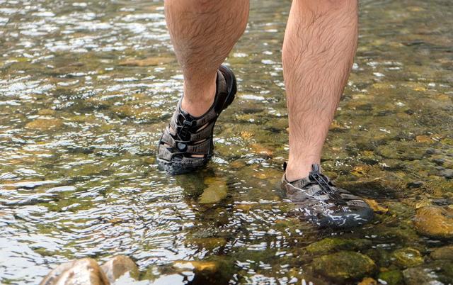 玩出不一樣的戶外,露營必備用品Keen涼鞋實測