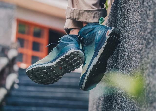 穿著Salomon薩洛蒙輕量徒步登山鞋,背著孩子也能爬山