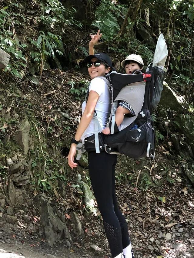 穿著Salomon薩洛蒙輕量徒步登山鞋,背著孩子也能爬山