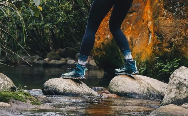 穿著Salomon薩洛蒙輕量徒步登山鞋,背著孩子也能爬山