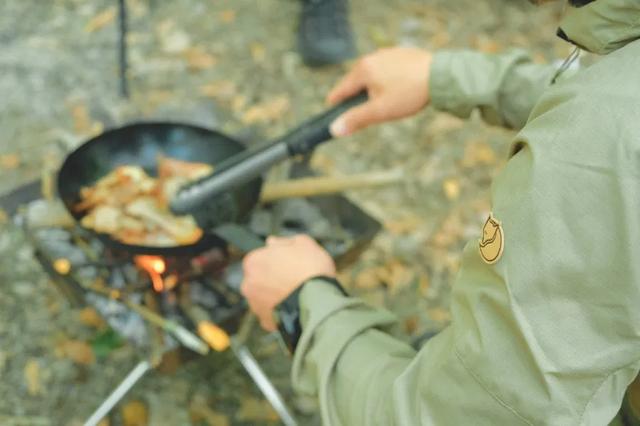 夏日戶外穿搭,套上Fjallraven北極狐新款系列擺脫黏膩感