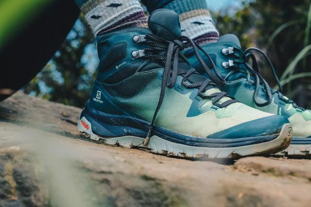 穿著Salomon薩洛蒙輕量徒步登山鞋,背著孩子也能爬山