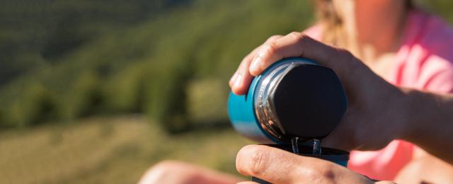 在外徒步旅行時,保持水分充足很重要