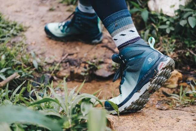 穿著Salomon薩洛蒙輕量徒步登山鞋,背著孩子也能爬山