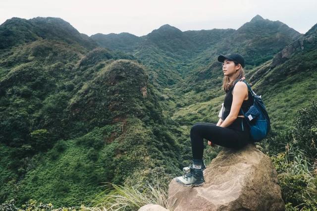 穿著Salomon薩洛蒙輕量徒步登山鞋,背著孩子也能爬山