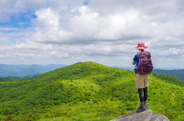 夏季戶外徒步登山,跟我們有肌膚之親的速干排汗衣不能少