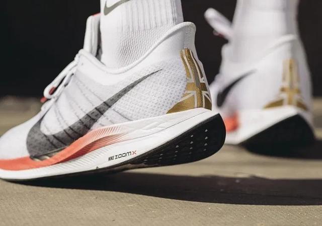 倫敦馬拉松限量版跑鞋,你選哪雙?