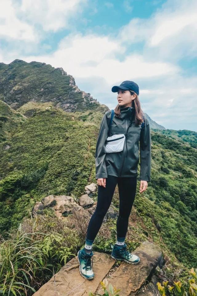 穿著Salomon薩洛蒙輕量徒步登山鞋,背著孩子也能爬山