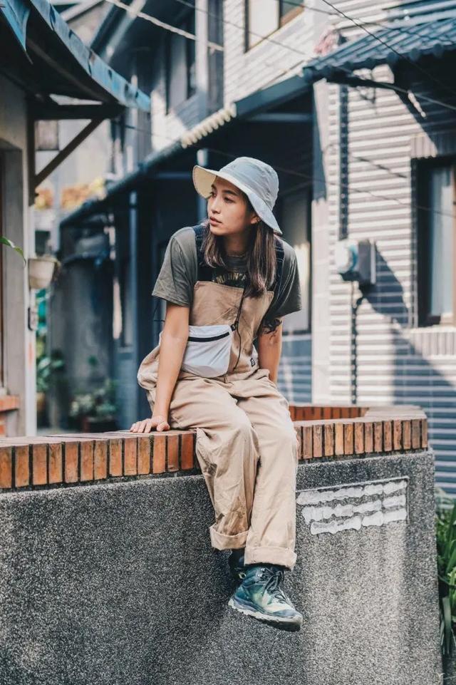 穿著Salomon薩洛蒙輕量徒步登山鞋,背著孩子也能爬山