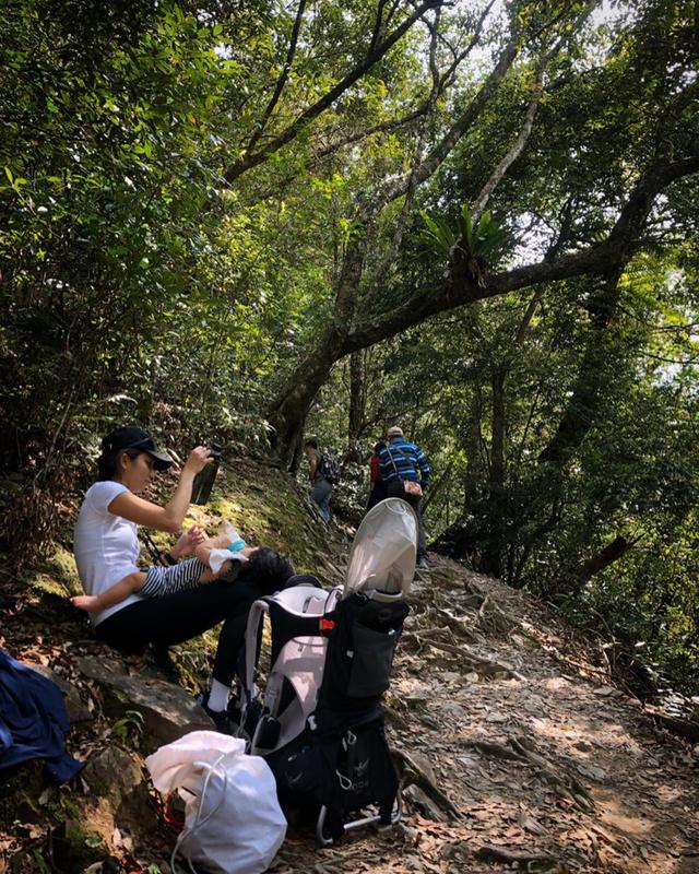 穿著Salomon薩洛蒙輕量徒步登山鞋,背著孩子也能爬山