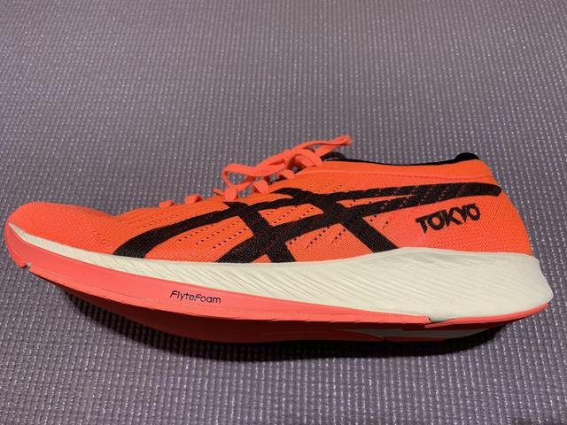 亞瑟士跑鞋上腳體驗,ASICS亞瑟士的第一雙碳板跑鞋