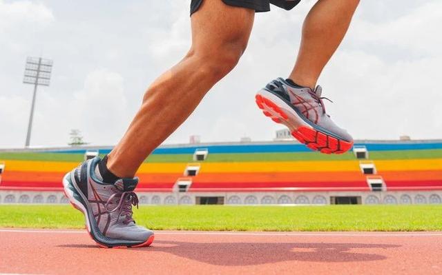 今天穿著剛買的ASICS亞瑟士GELKAYANO 27跑鞋實(shí)跑分享