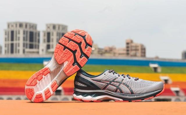 今天穿著剛買的ASICS亞瑟士GELKAYANO 27跑鞋實(shí)跑分享