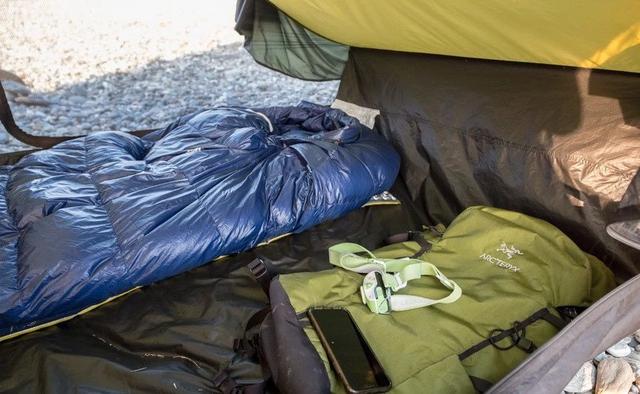 野外露營時睡袋、睡墊怎么少的了,那如何挑選呢?