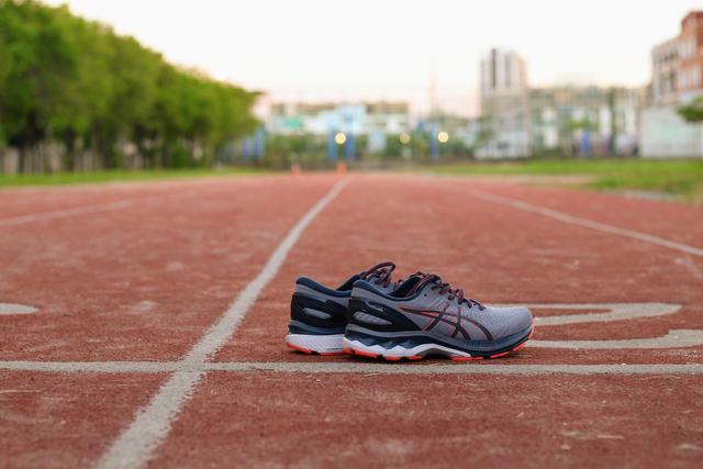 ASICS亞瑟士GEL-KAYANO 27跑鞋,讓你跑得更長久