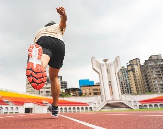 今天穿著剛買的ASICS亞瑟士GELKAYANO 27跑鞋實(shí)跑分享