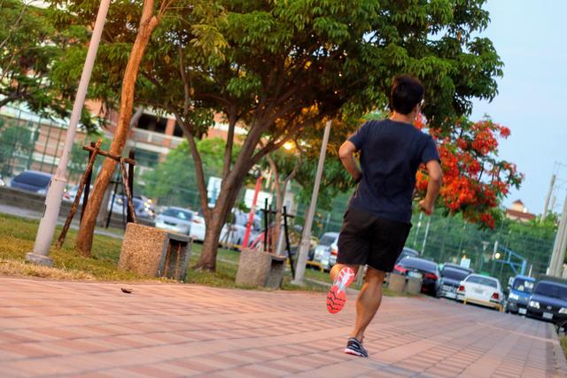 ASICS亞瑟士GEL-KAYANO 27跑鞋,讓你跑得更長久