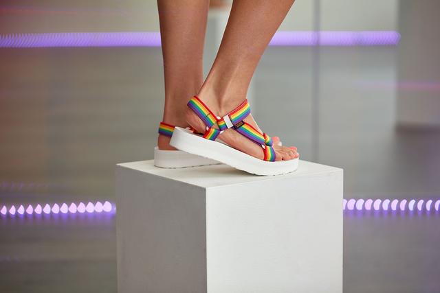 驕傲應援平權社會,TEVA推出Rainbow Pride系列涼鞋