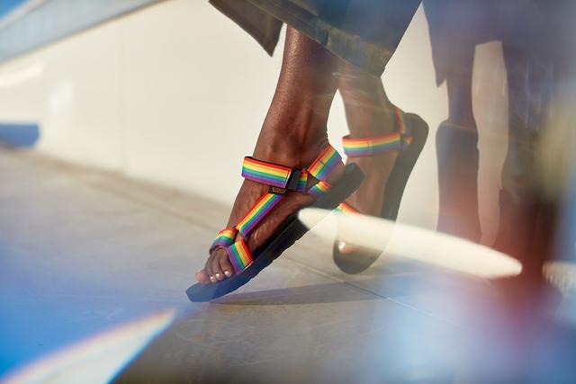 驕傲應援平權社會,TEVA推出Rainbow Pride系列涼鞋
