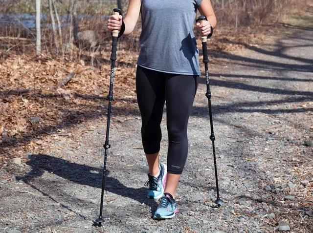 爬山使用登山杖小知識(shí),雙杖行走一起用