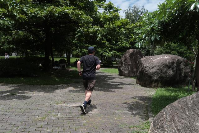 運動拖鞋品牌OOFOS是神器?還是噱頭?實測真的很舒服