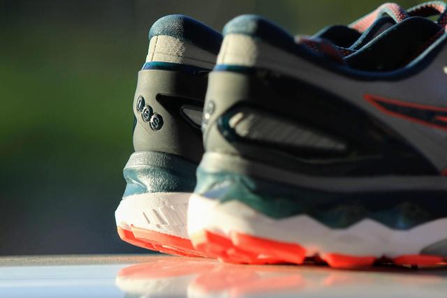 ASICS亞瑟士GEL-KAYANO 27跑鞋,讓你跑得更長久