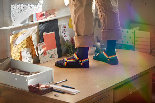 驕傲應援平權社會,TEVA推出Rainbow Pride系列涼鞋