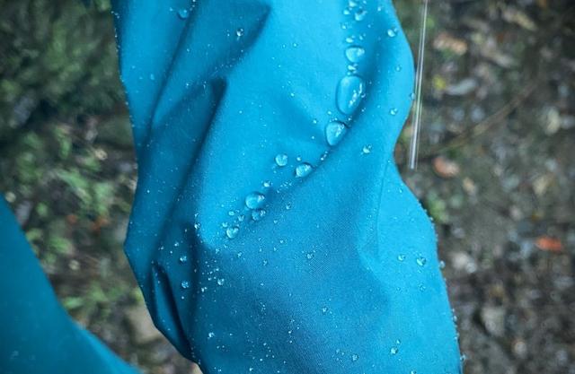 小眾戶外品牌Rab連帽防水外套測評,適合春夏使用的輕量沖鋒衣