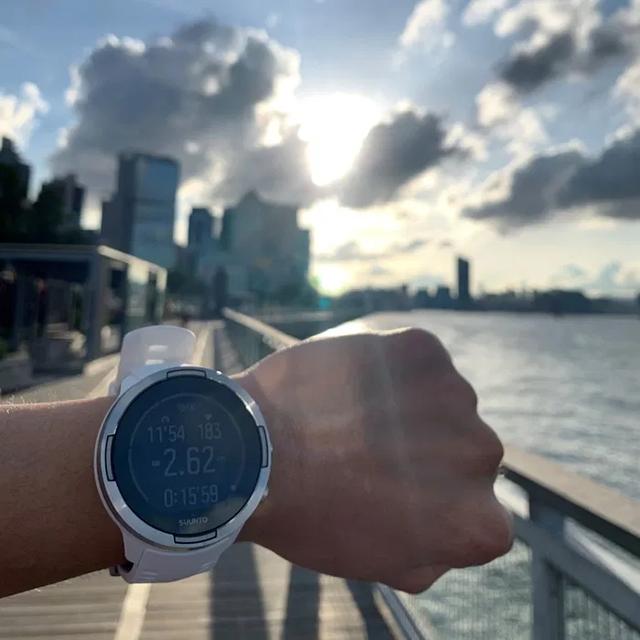 Suunto頌拓9Baro鈦合金腕表,由跑步、登山到上班的運動手表