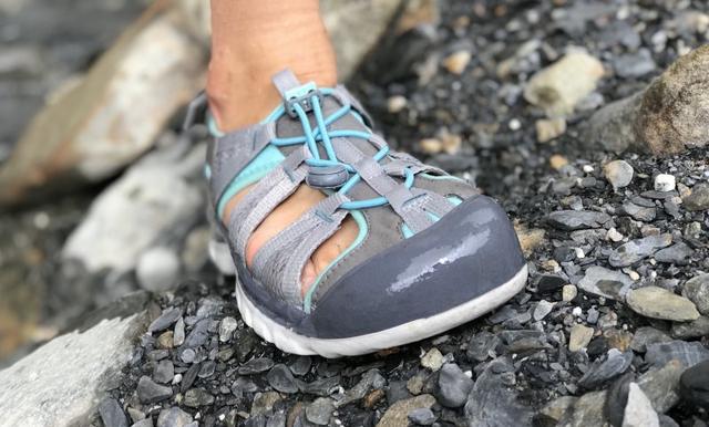 KEEN透氣舒適女生專屬溯溪涼鞋測評,夏日必備的戶外鞋