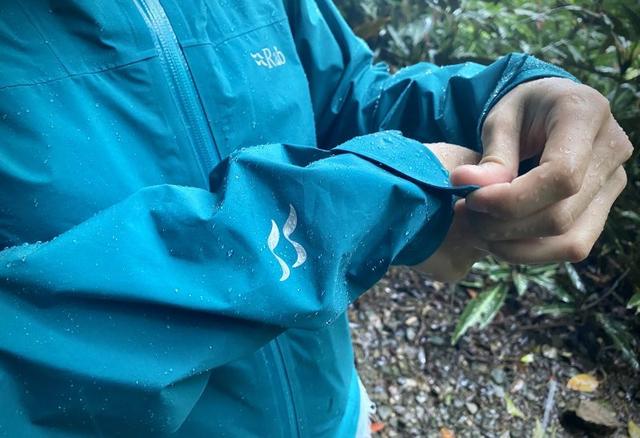 小眾戶外品牌Rab連帽防水外套測評,適合春夏使用的輕量沖鋒衣