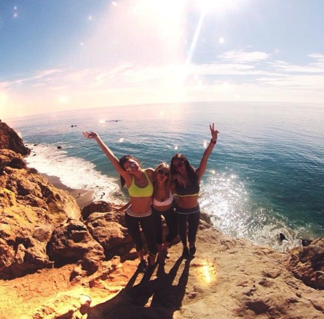 登山也要時(shí)髦有型,揭露歐美女星的戶外日常生活穿搭