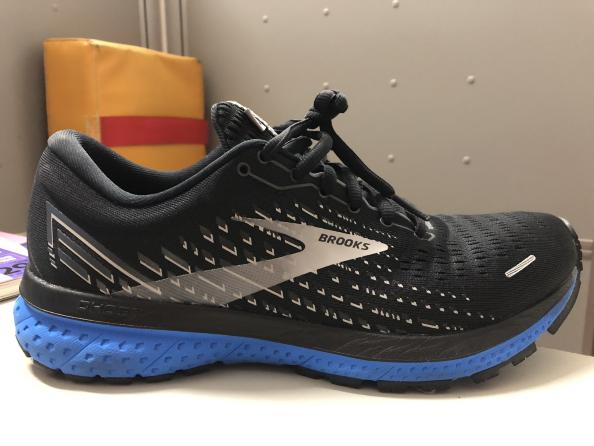 BROOKS布魯克斯GHOST 13緩震跑鞋實測,讓你跑步如行云流水般