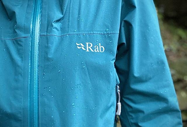 小眾戶外品牌Rab連帽防水外套測評,適合春夏使用的輕量沖鋒衣