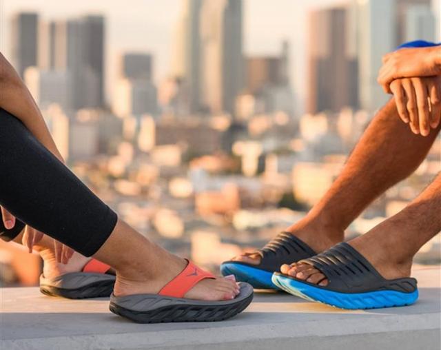 比較4款運動拖鞋,強大功能豈止拖鞋般簡單?