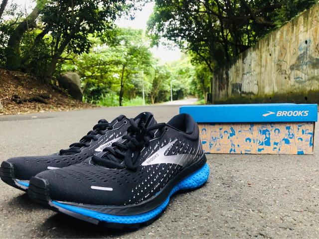 BROOKS布魯克斯GHOST 13緩震跑鞋實測,讓你跑步如行云流水般