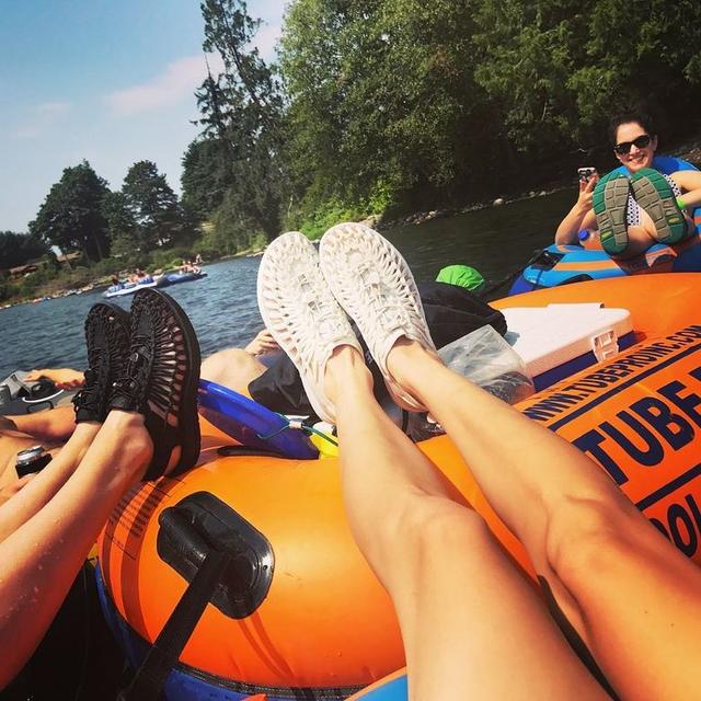 玩戶外的女生穿著這些涼鞋不僅貌美如花,還能上山下海