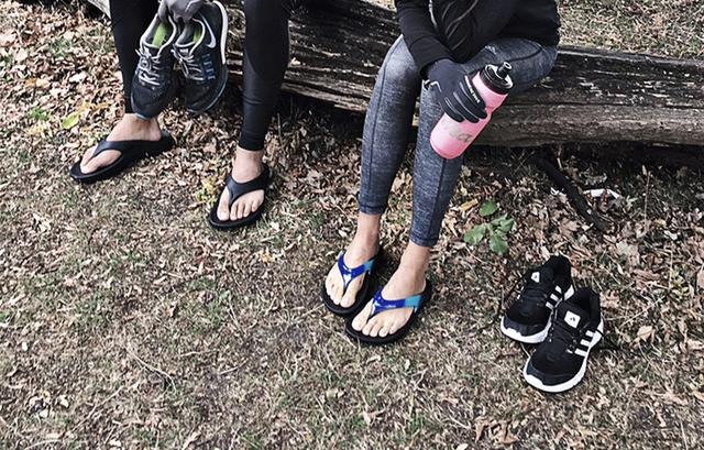 比較4款運動拖鞋,強大功能豈止拖鞋般簡單?