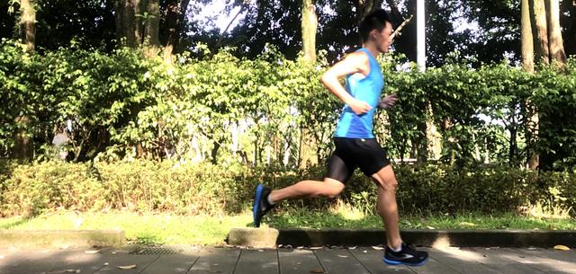 BROOKS布魯克斯GHOST 13緩震跑鞋實測,讓你跑步如行云流水般