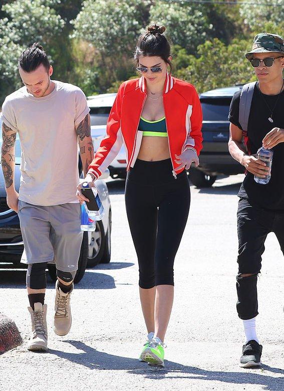 登山也要時(shí)髦有型,揭露歐美女星的戶外日常生活穿搭