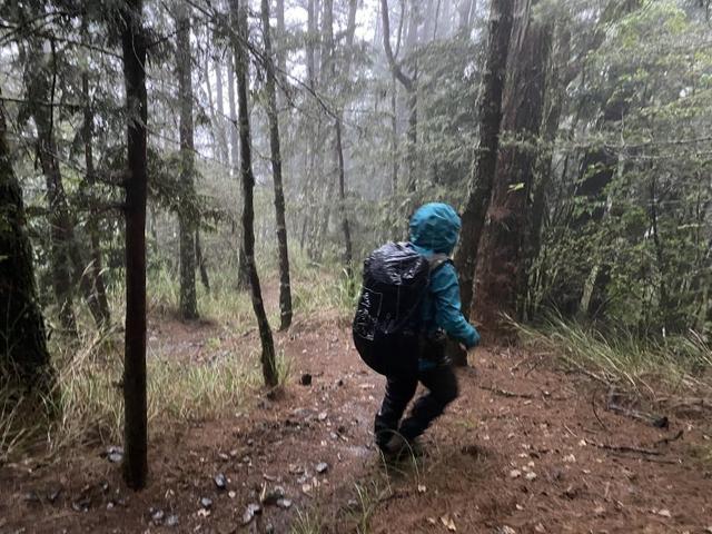 小眾戶外品牌Rab連帽防水外套測評,適合春夏使用的輕量沖鋒衣